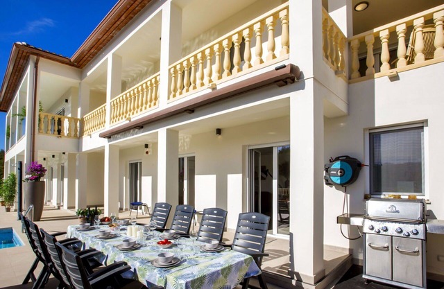 Wohnung in einem Ferienhaus mit privatem Pool, Klimaanlage, W-LAN, TV, Innenhof, Panoramablick