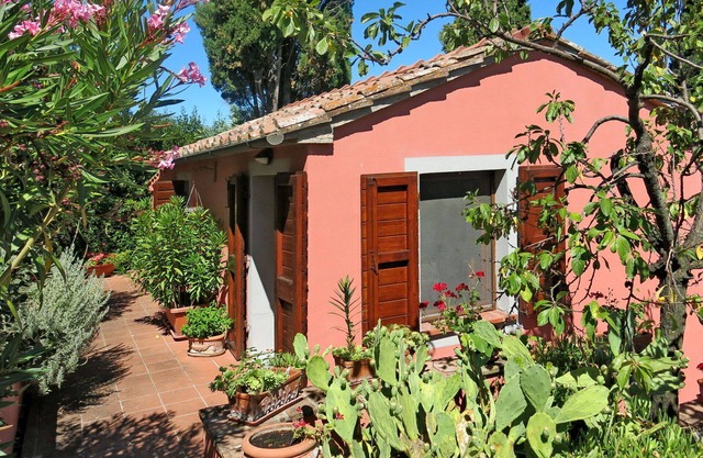 Wohnung in einem Ferienhaus mit W-LAN, privatem Pool, TV, Terrasse, Panoramablick, Parkplatz