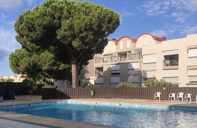 Apartment in wooded residence with swimming pool