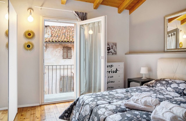 Ferienwohnung 'Incantevole Loft' mit Balkon, WLAN und Klimaanlage