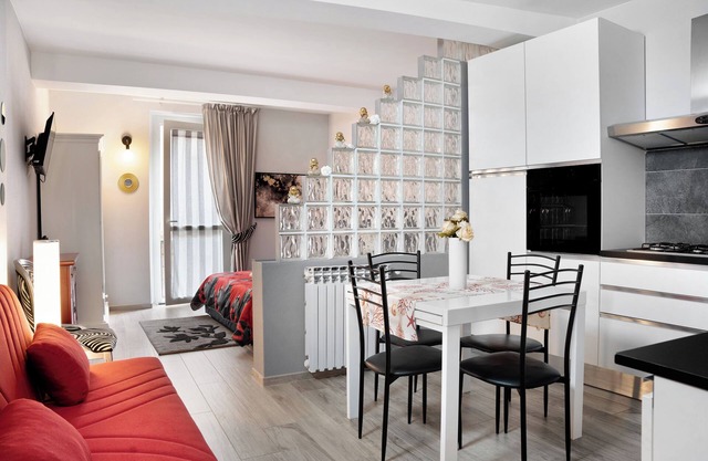 Ferienwohnung 'Incantevole Loft Red Passion' mit Balkon, WLAN und Klimaanlage
