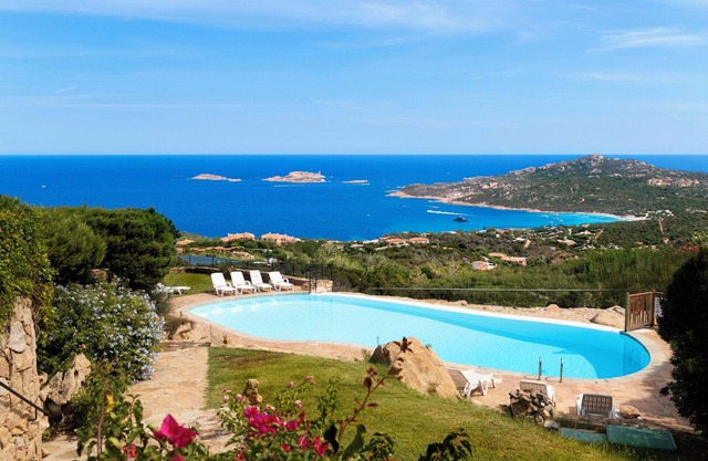 Ferienwohnung "Infinite Blue Porto Cervo" nahe Strand mit Meerblick, Gemeinschafspool & WLAN