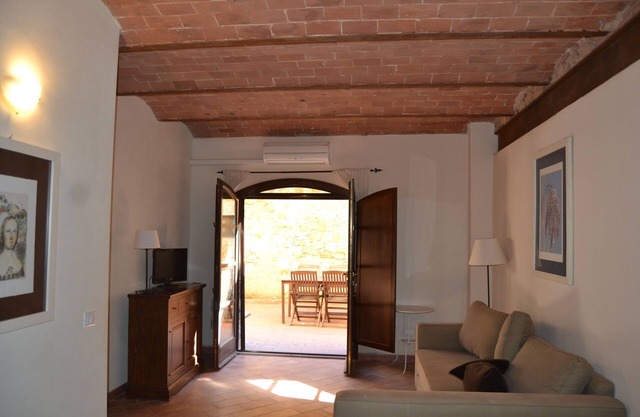 Wohnung mit Balkon im mittelalterlichen Dorf mit Swimmingpool, Tennis, auf dem Land in der Nähe des Meeres und Dienstleistungen