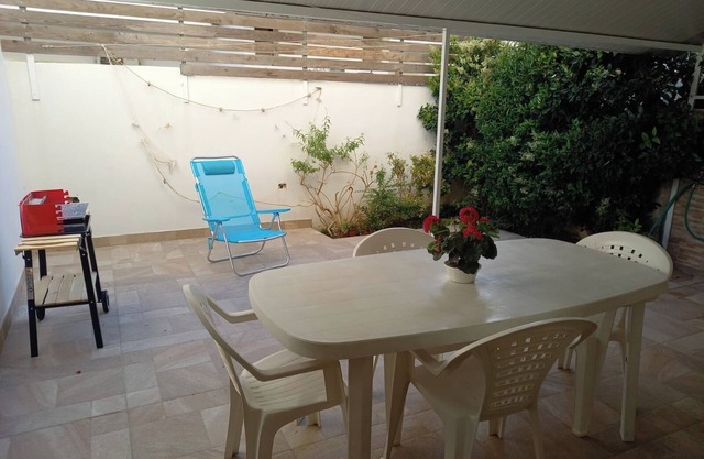 Ferienwohnung 'Blu' mit privater Terrasse, privatem Garten und Klimaanlage