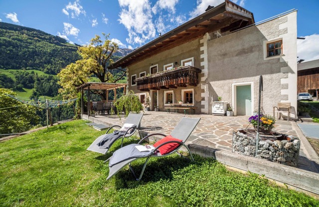 Ferienwohnung "Familienwohnung" im "Schildhof Ebion" mit Bergblick, WLAN und Garten