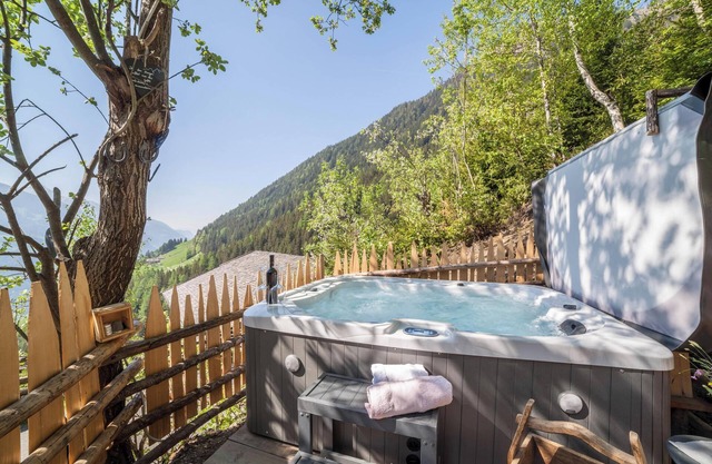 Ferienwohnung " Bergsuite" mit Bergblick, Balkon, Garten & Wi-Fi