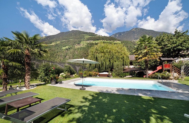 Apartment "Veilchen" mit Bergblick, Pool, WLAN, Balkon und Garten
