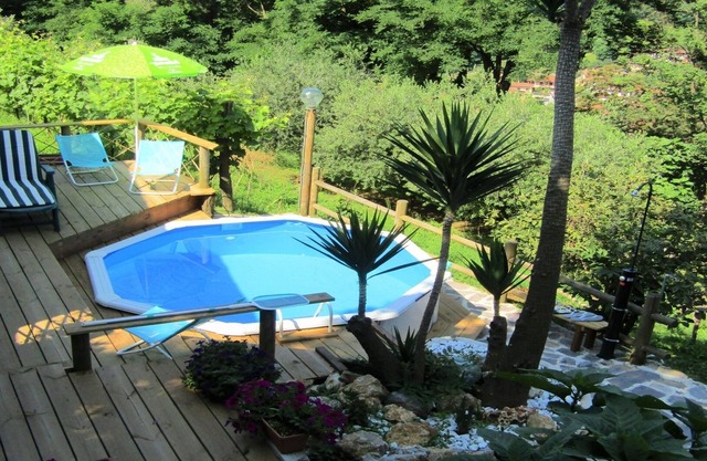 In den Hügeln. Teil einer Doppelhaushälfte mit Pool und Meerblick.