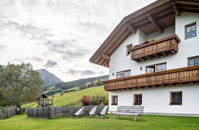Ferienwohnung 'Kranebitterhof Enzian' mit Bergblick, Gemeinschaftsgarten und WLAN