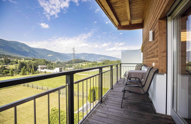 Ferienwohnung "Kronsun - Glück" mit Bergblick, WLAN, 3 Balkonen & Garten