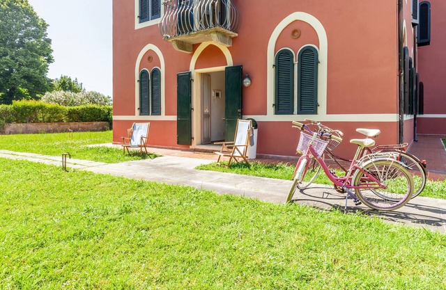 Ferienwohnung 'La Casa Rossa Versilia' mit Bergblick, Gemeinschaftsgarten und WLAN