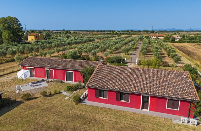Apartment 'La Casa Rossa' with Shared Terrace, Wi-Fi and Air Conditioning