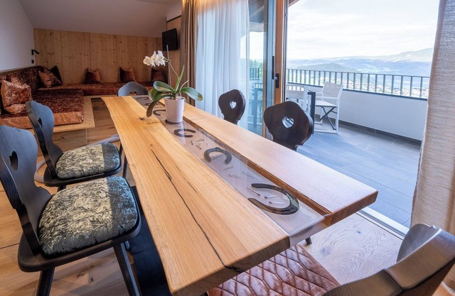 Ferienwohnung 'Ladinser Hof Western Suite' mit Bergblick & Balkon
