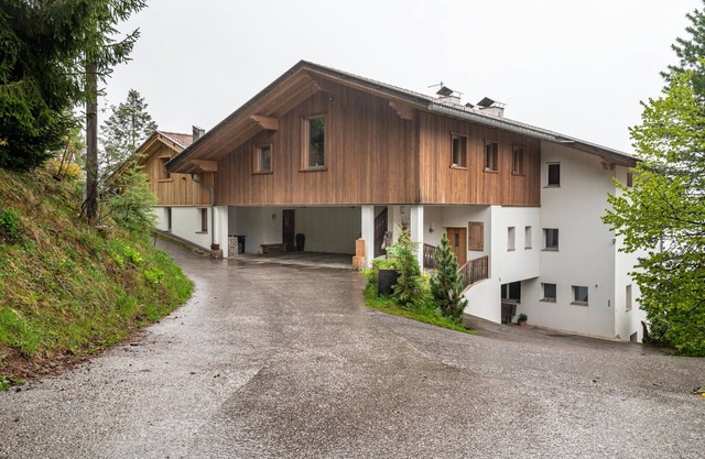 Ferienwohnung 'Latemar' mit Bergblick, Gemeinschaftsgarten und WLAN