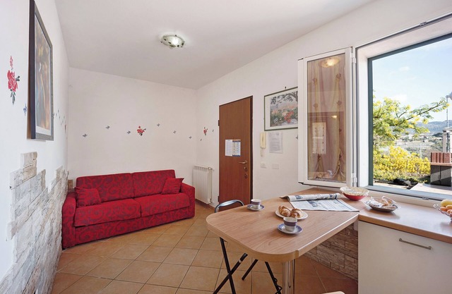 Haustierfreundliche Ferienwohnung 'Le Mimose Bilo 4 Bis' mit Bergblick, Pool, Garten und WLAN