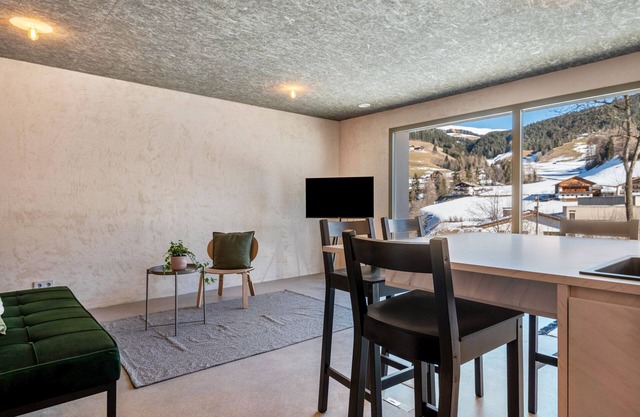 Ferienwohnung 'Lena Dolomites Gartensuite' mit Bergblick, privater Terrasse und WLAN