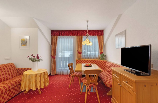 Ferienwohnung 'Loderhof Blumenwiese' mit Bergblick, Gemeinschaftsgarten und Wi-Fi