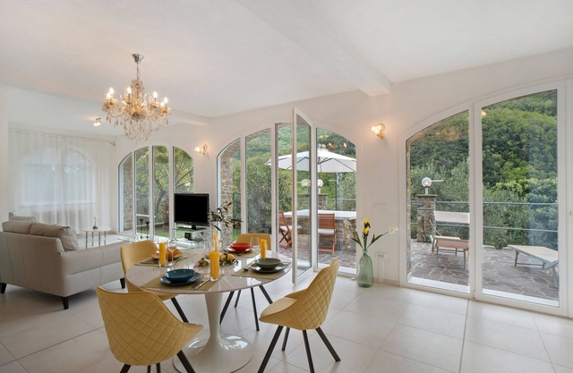 Ferienwohnung 'Loggia Oliveto' mit Bergblick, WLAN und Klimaanlage