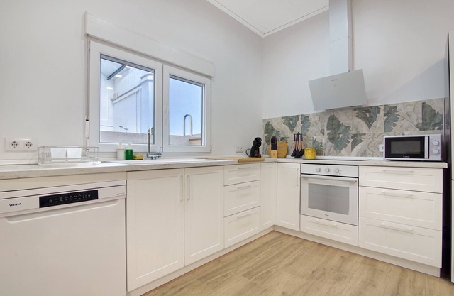 Apartment 'Lope De Vega Bajo' with Private Terrace, Wi-Fi and Air Conditioning