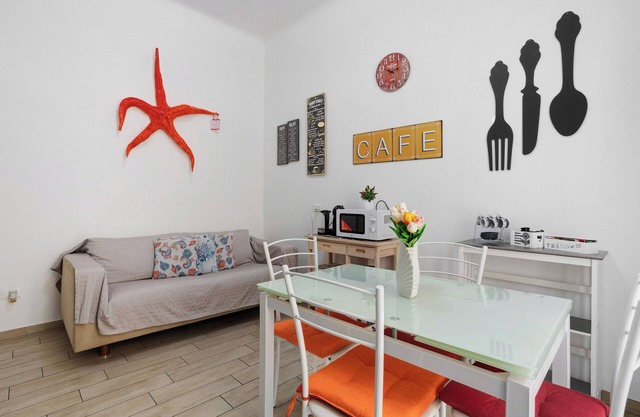 Ferienwohnung 'Ludy' mit Balkon, Wi-Fi und Klimaanlage