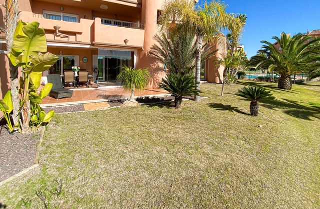 Ferienwohnung "Luxury South Facing GroundFloor" mit Seeblick, Pool und WLAN