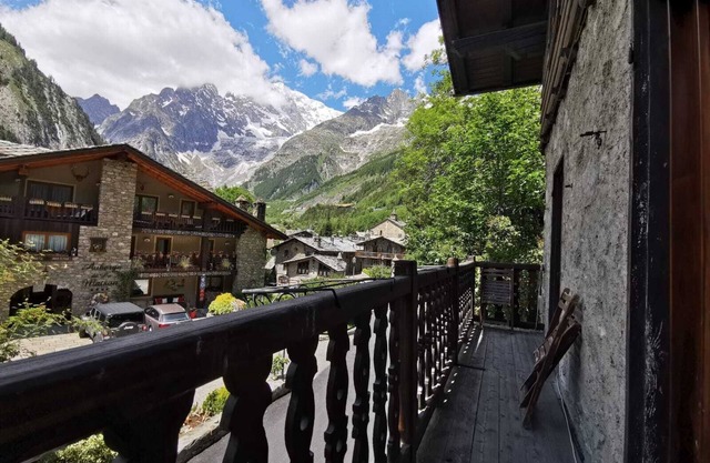 Ferienwohnung 'Maison Esterina Vista Monte Bianco' mit Bergblick, Gemeinschaftsgarten und Wi-Fi