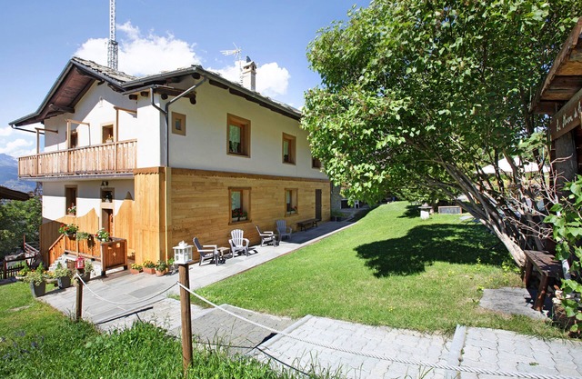 Ferienwohnung 'Maison Grange 1' mit Bergblick, Gemeinschaftsgarten und WLAN