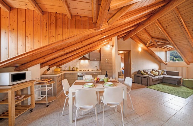 Ferienwohnung 'Mansarda Fra Monte E Lago' mit Bergblick, Gemeinschaftsterrasse und Wi-Fi