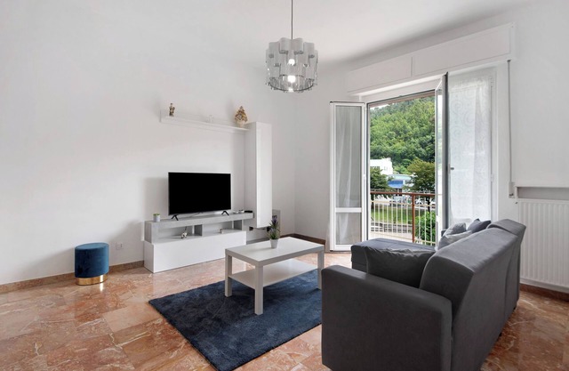 Ferienwohnung 'Mare E Collina' mit Bergblick, privater Terrasse und WLAN