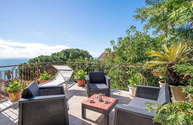 Ferienwohnung 'Mare, Sole, Eucalipto' mit Meerblick, privater Terrasse und Klimaanlage
