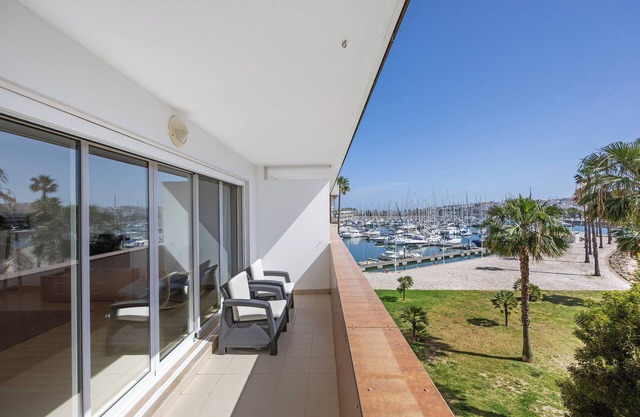 Ferienwohnung "Marina Elegance" mit Blick auf den Yachthafen, Privater Überdachter Terrasse und WLAN