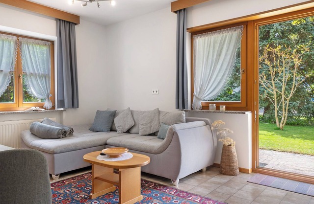 Ferienwohnung 'Mayr Zwei' mit Bergblick, privater Terrasse und WLAN