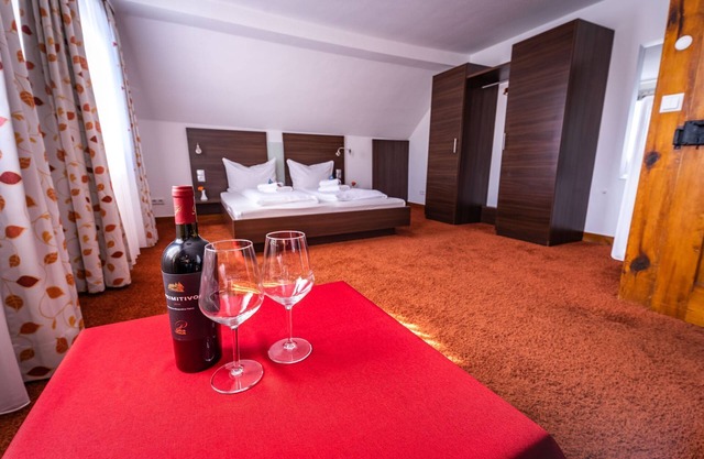 Doppelzimmer mit Badewanne und WC