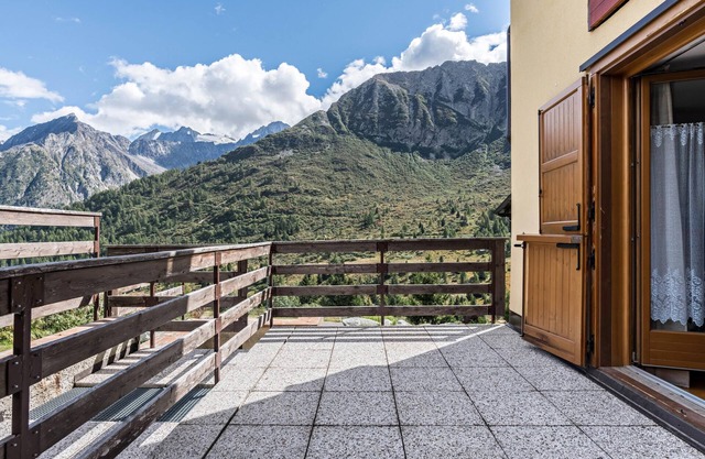 Apartment „Monolocale 3 Residence Granbaita“ mit Bergblick und Balkon