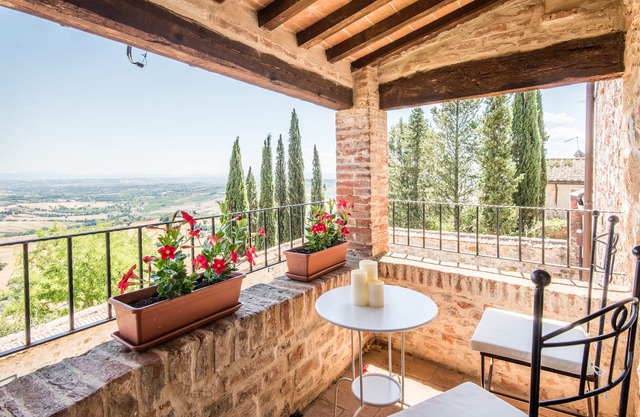 Ferienwohnung "Montefollonico La Terrazza" mit Terrasse & WLAN in Cortona