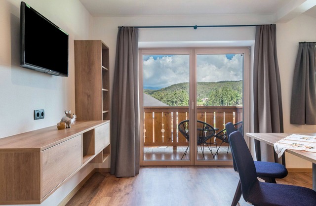 Ferienwohnung 'Morodeserhof Apt Bühlen 1' mit Bergblick, Gemeinschaftsterrasse und WLAN