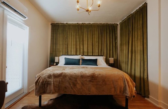 Apartment near downtown Medford with parking included.