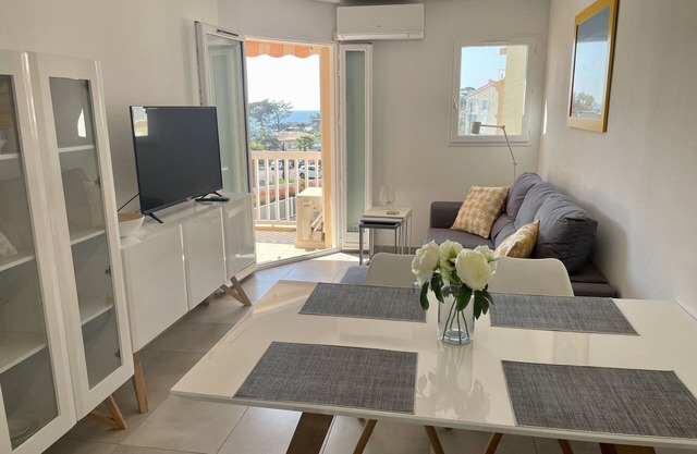 Wohnung neu renoviert-klimatisiert-wifi -Pool-Meerblick-Strand 150m-Saint Aygulf