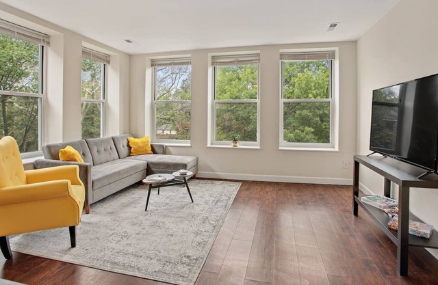 Vibrant Pad next to Zoo/Forest Park/WashU