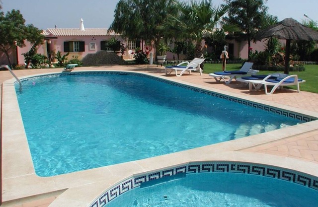Wohnung auf herrlichem Grundstück mit Pool in Meernähe