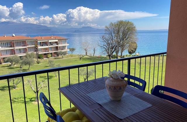 Ferienwohnung On the Beach Manerba del Garda mit Pool, Garten und WLAN