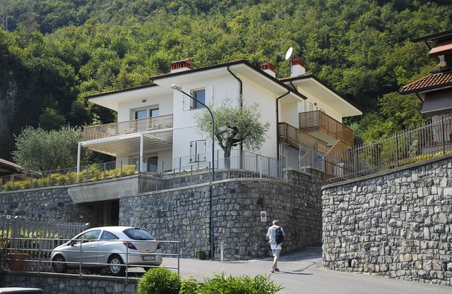 Haus mit Seeblick und am Waldrand auf dem Lovere Hügel