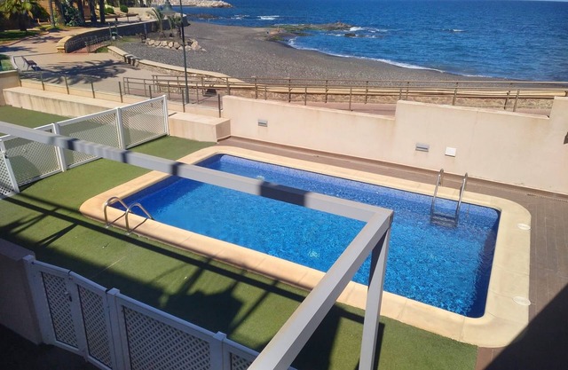 Apartment on the seafront with swimming pool, air conditioning /heating
