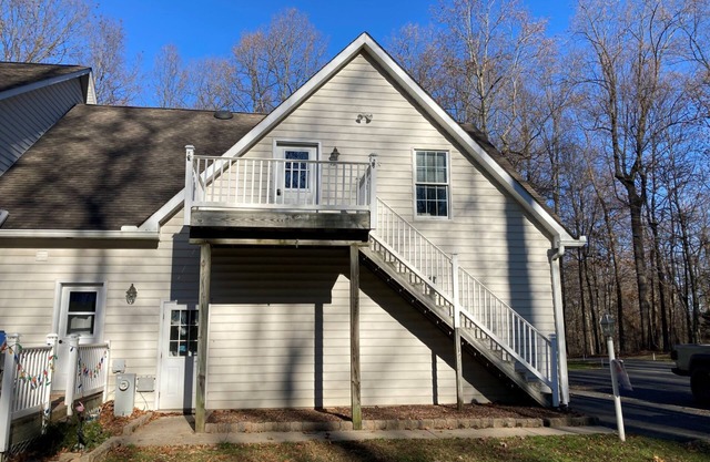 Apartment over the garage, deep in the quiet woods, 2br.