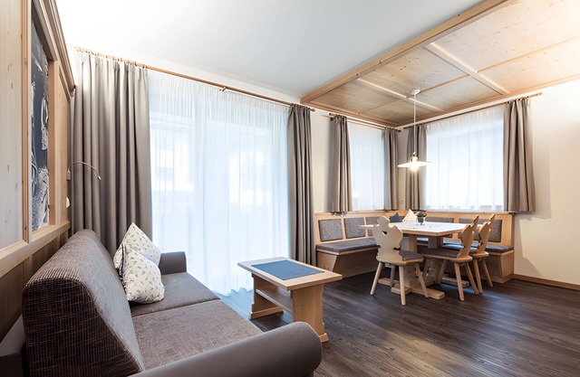Ferienwohnung 'Panorama - Die Bauernsuite Ll' mit Bergblick, Gemeinschaftsterrasse und Wi-Fi