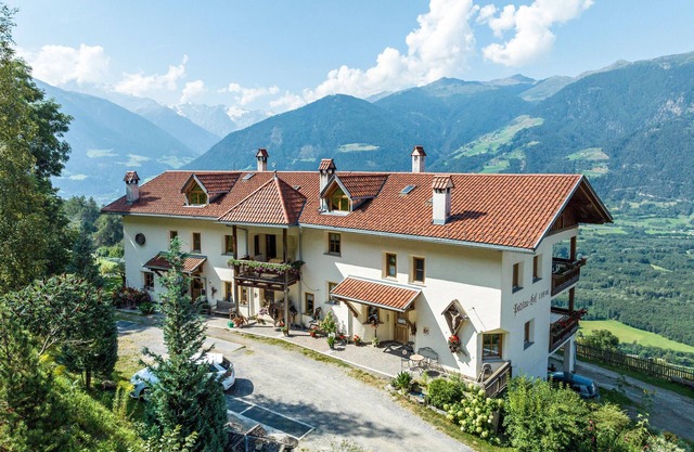Ferienwohnung 'Patztauhof Tschavalatsch' mit Bergblick, Gemeinschaftsgarten und WLAN