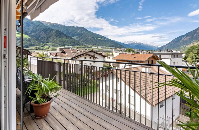 Ferienwohnung 'Penthouse - Vinschgau' mit Bergblick, Balkon und WLAN