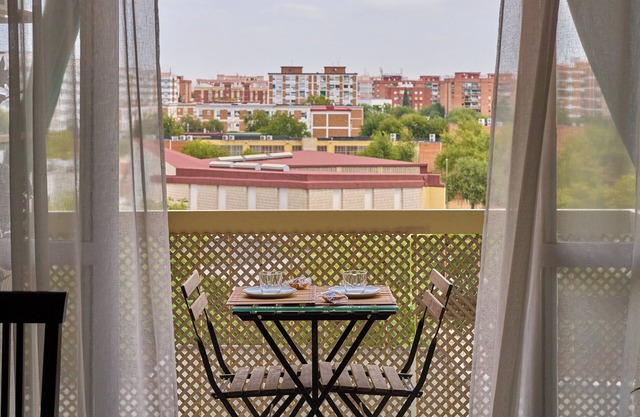 Ferienwohnung 'Piso Céntrico Cerca De La Rivera' mit Privatterrasse, Wi-Fi und Klimaanlage