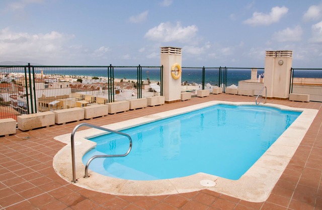 Ferienwohnung 'Piso Para Grupos Cerca Del Mar' mit Gemeinschaftspool, Wi-Fi und Klimaanlage