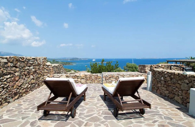 Apartment "Portisco Retreat" on the Sea with Sea View, A/C, Wi-Fi & Terrace
